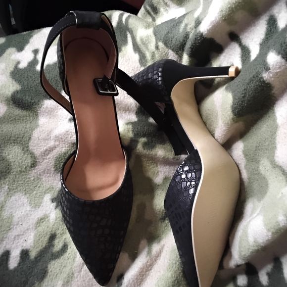 Elegant Black Women's Heels - Picture 2 of 3